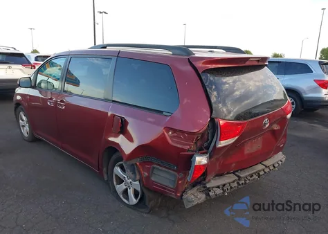 2014 Toyota Sienna Le V6 8 Passenger z USA, uszkodzony, nr VIN 5TDKK3DC0ES439700